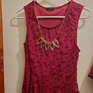 Cute sleeveless Medium lace top